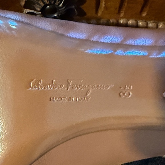 SALVATORE FERRAGAMMO GORGEOUS BUTTER LEATHER PUMPS WITH UNIQUE HEEL!!